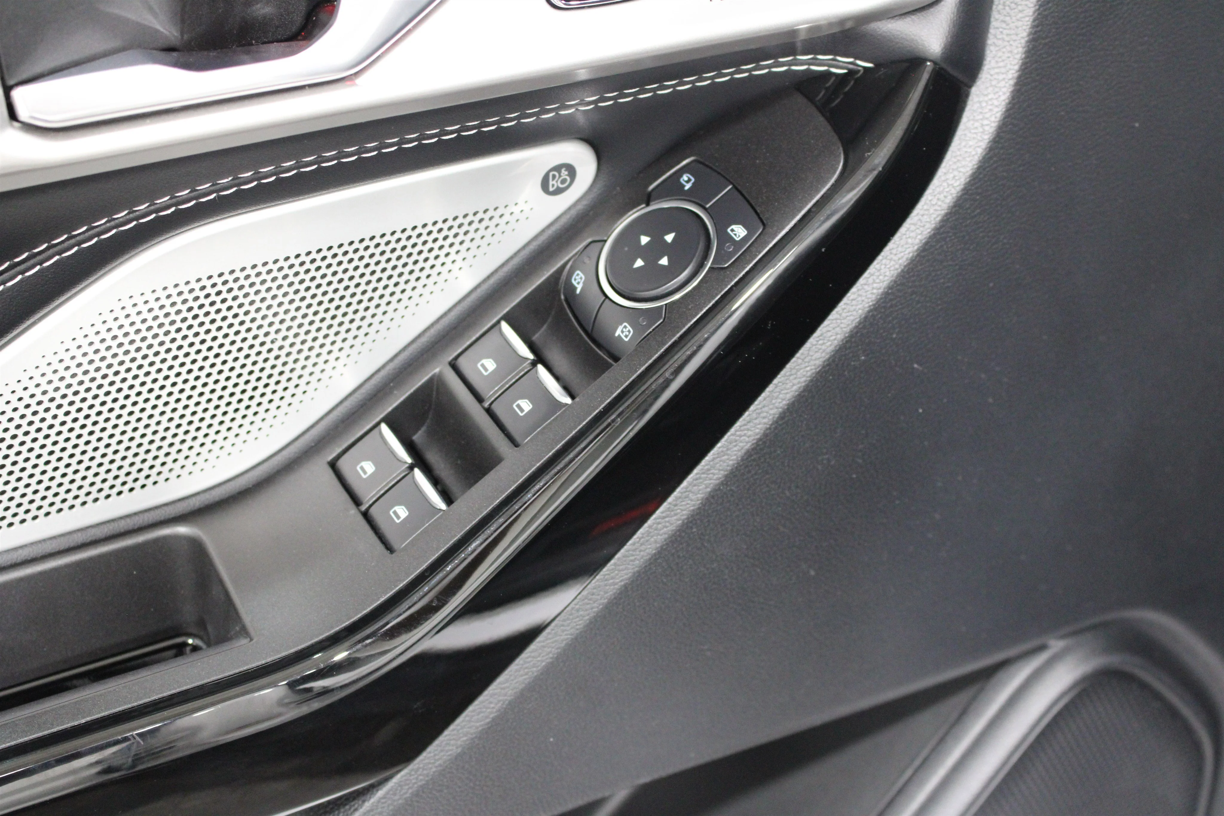 2022 Ford Explorer ST - Photo 7