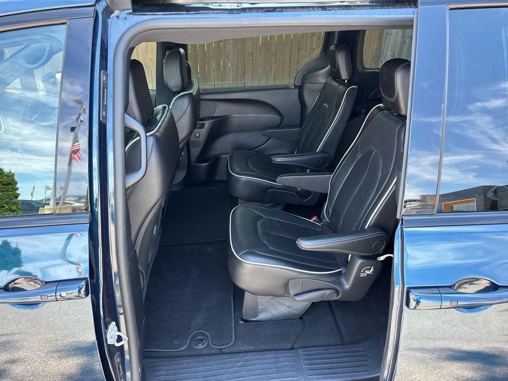 Used 2025 Blue Chrysler Limited image 10