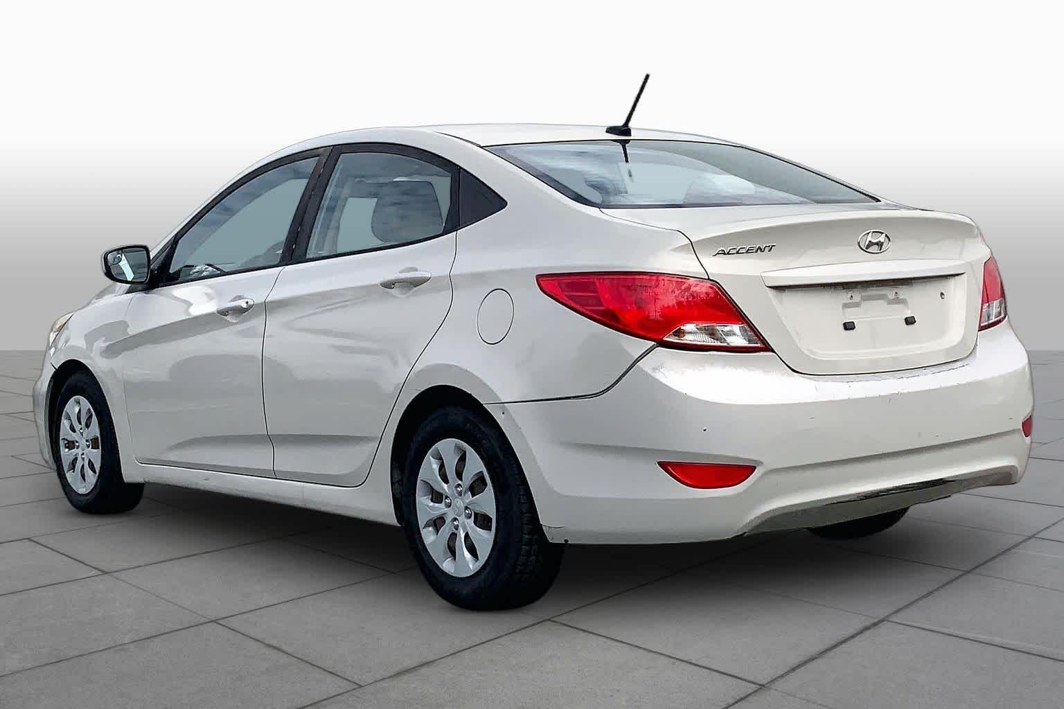Used 2016 Misty Beige Metallic Hyundai SE image 10