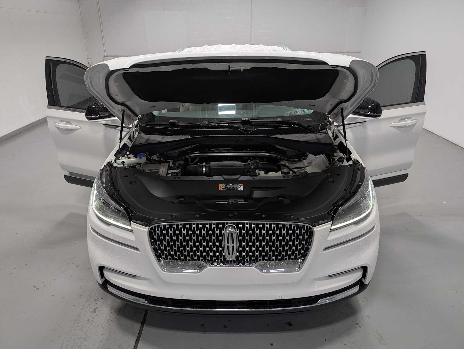Used 2023 Pristine White Lincoln Standard image 13