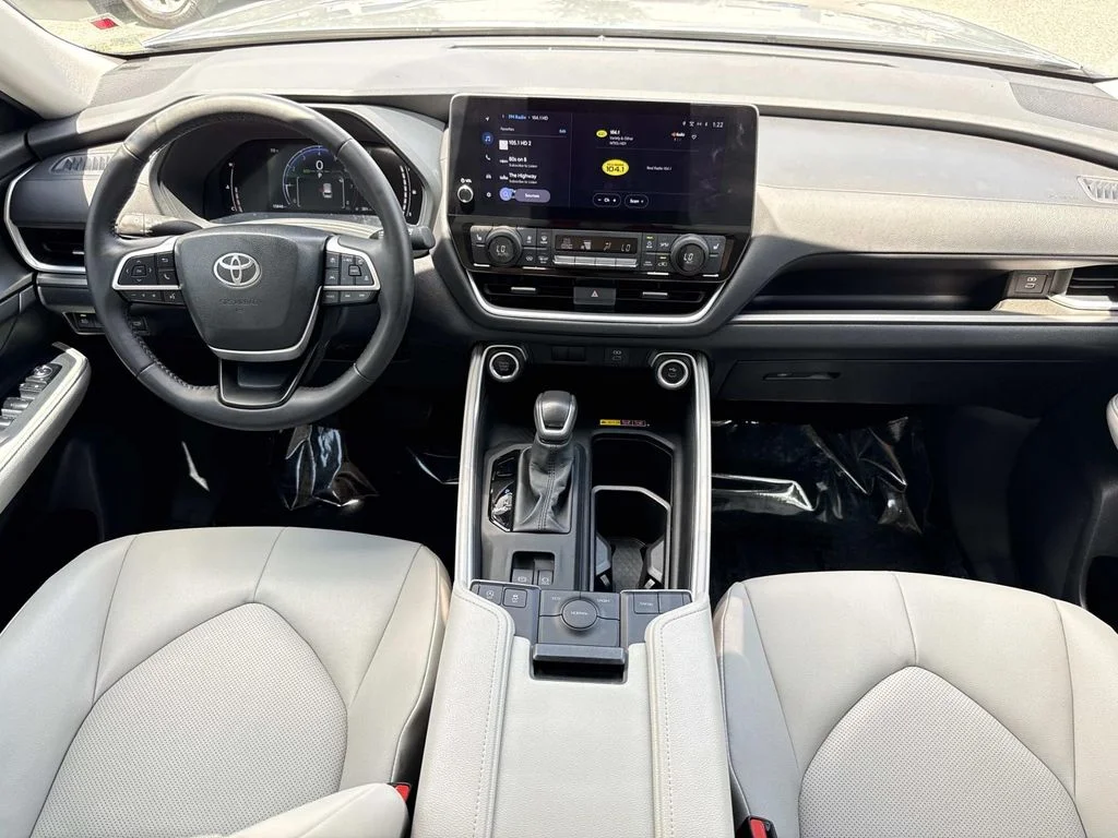 Used 2025 Silver Toyota XLE image 19
