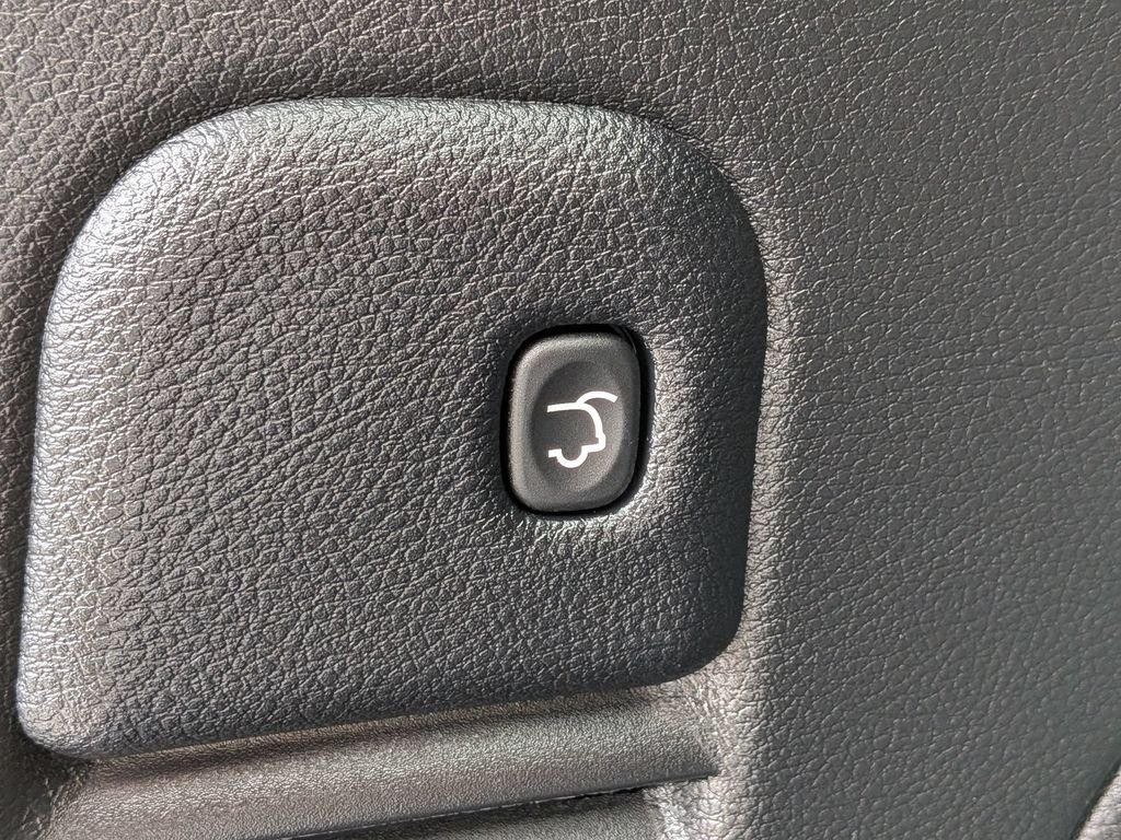 Used 2022 Black Jeep Laredo X image 9
