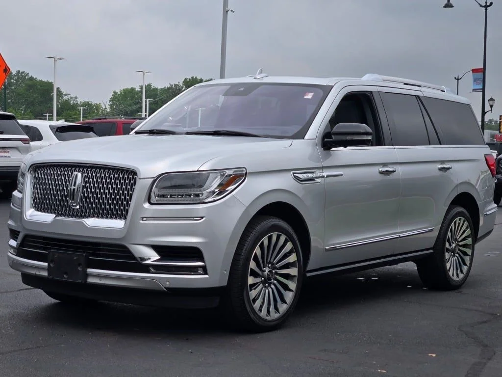 Used 2019 Silver Lincoln Reserve image 5