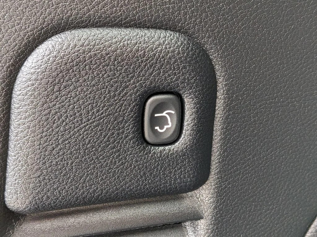 Used 2022 Black Jeep Laredo X image 9