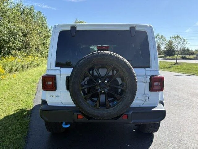 Used 2022 Bright White Clearcoat Jeep Unlimited Sahara image 10