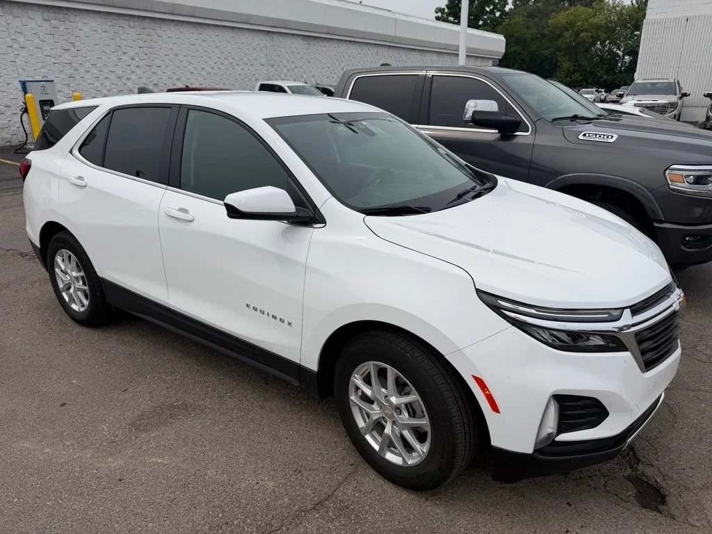 Used 2024 Summit White Chevrolet LT image 3