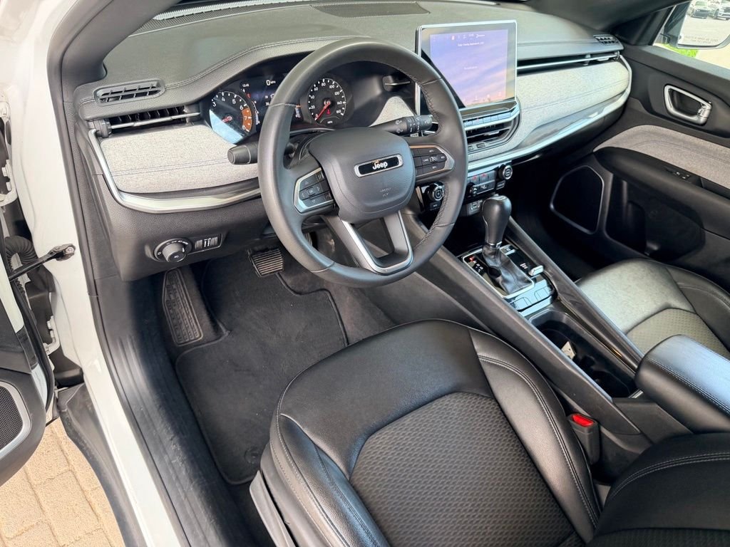 Used 2024 White Jeep Latitude image 12