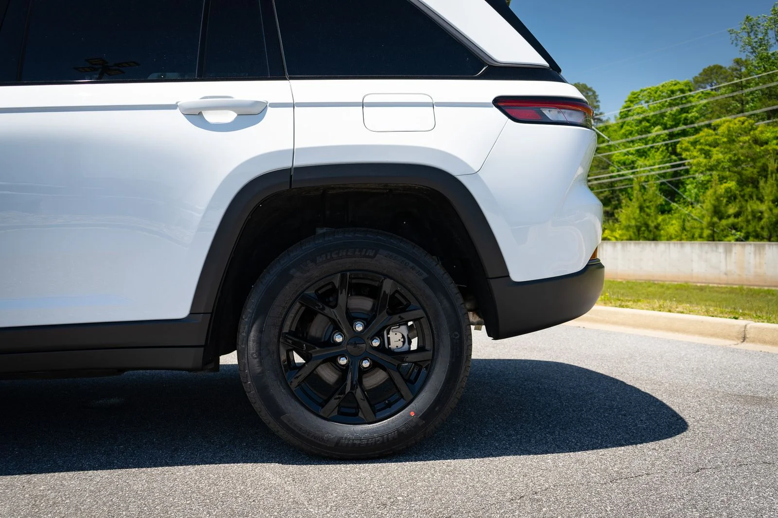 New 2026 Bright White Clear-Coat Exterior Paint Jeep Altitude image 6