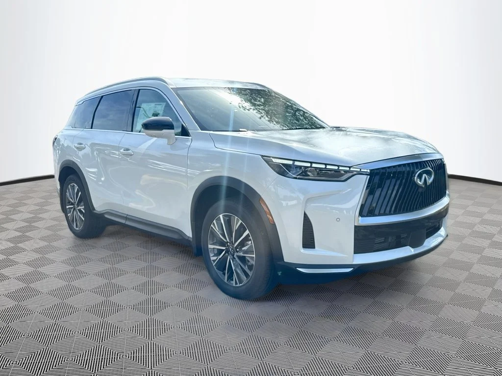 New 2027 RADIANT WHITE INFINITI Luxe FWD image 3