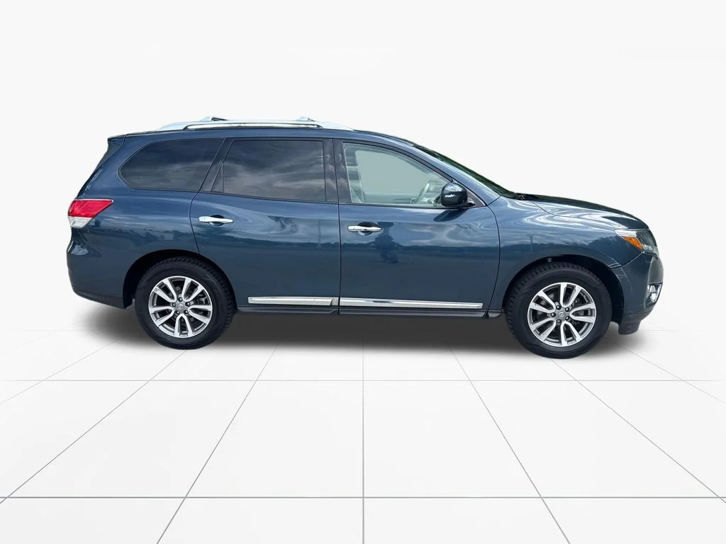 Used 2013 Arctic Blue Nissan SL image 9