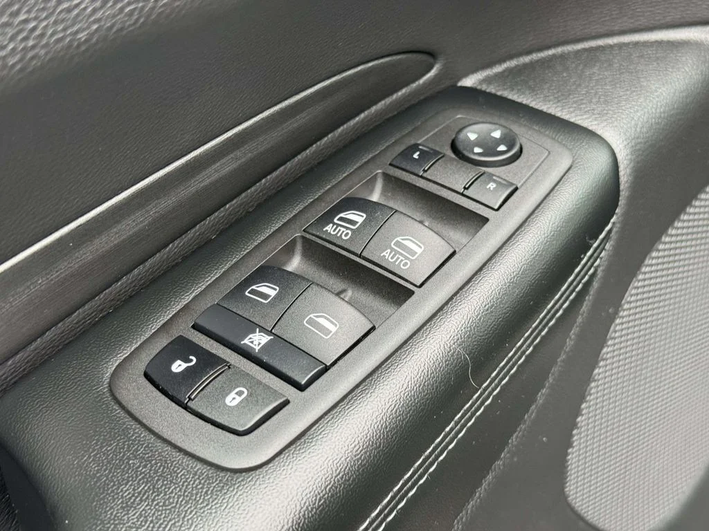 Used 2022 Black Dodge SXT image 28