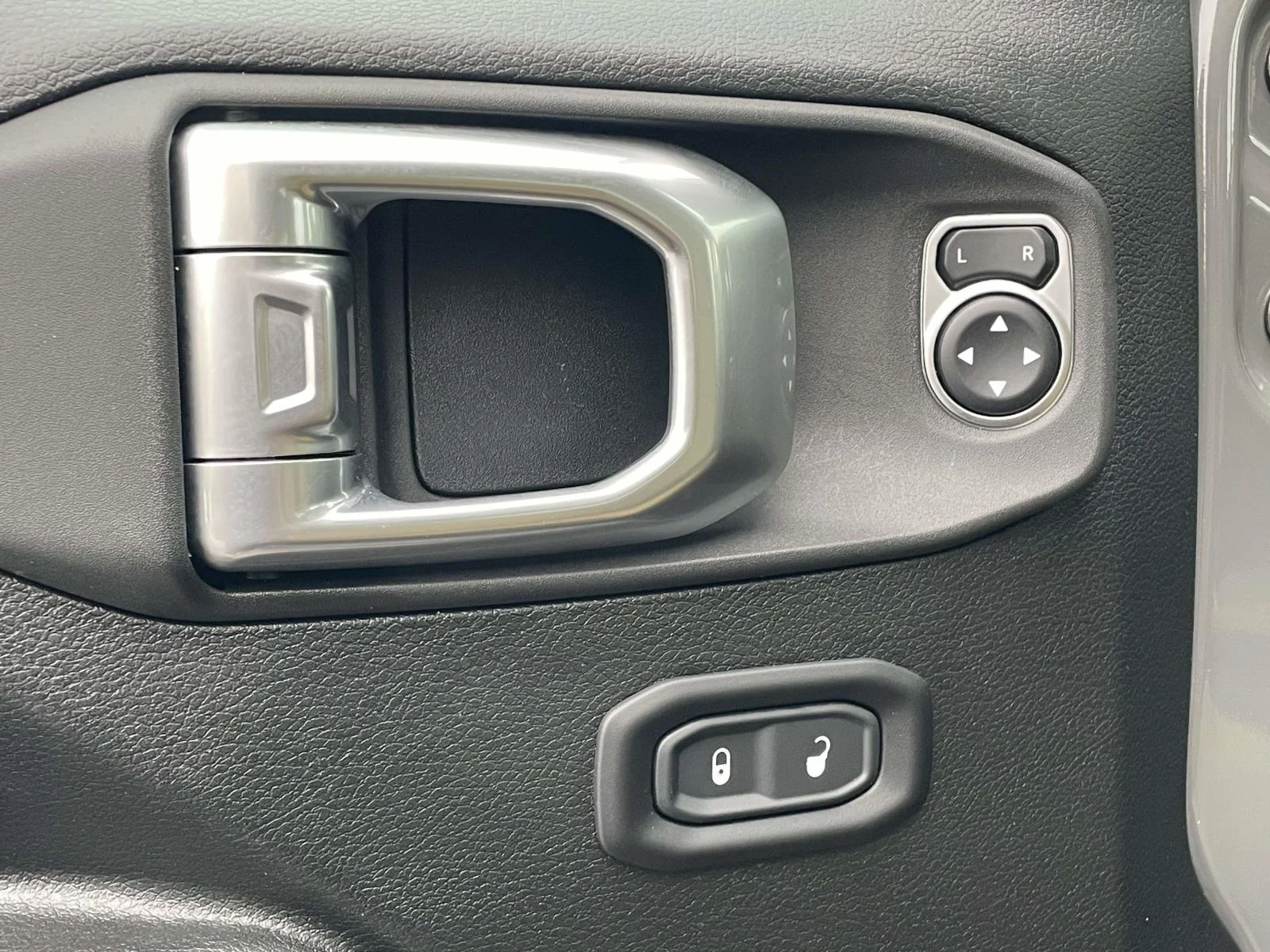 Used 2020 Sting-Gray Clearcoat Jeep Sport S image 6
