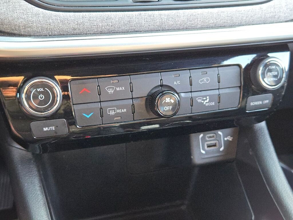 Used 2024  Jeep Latitude image 25