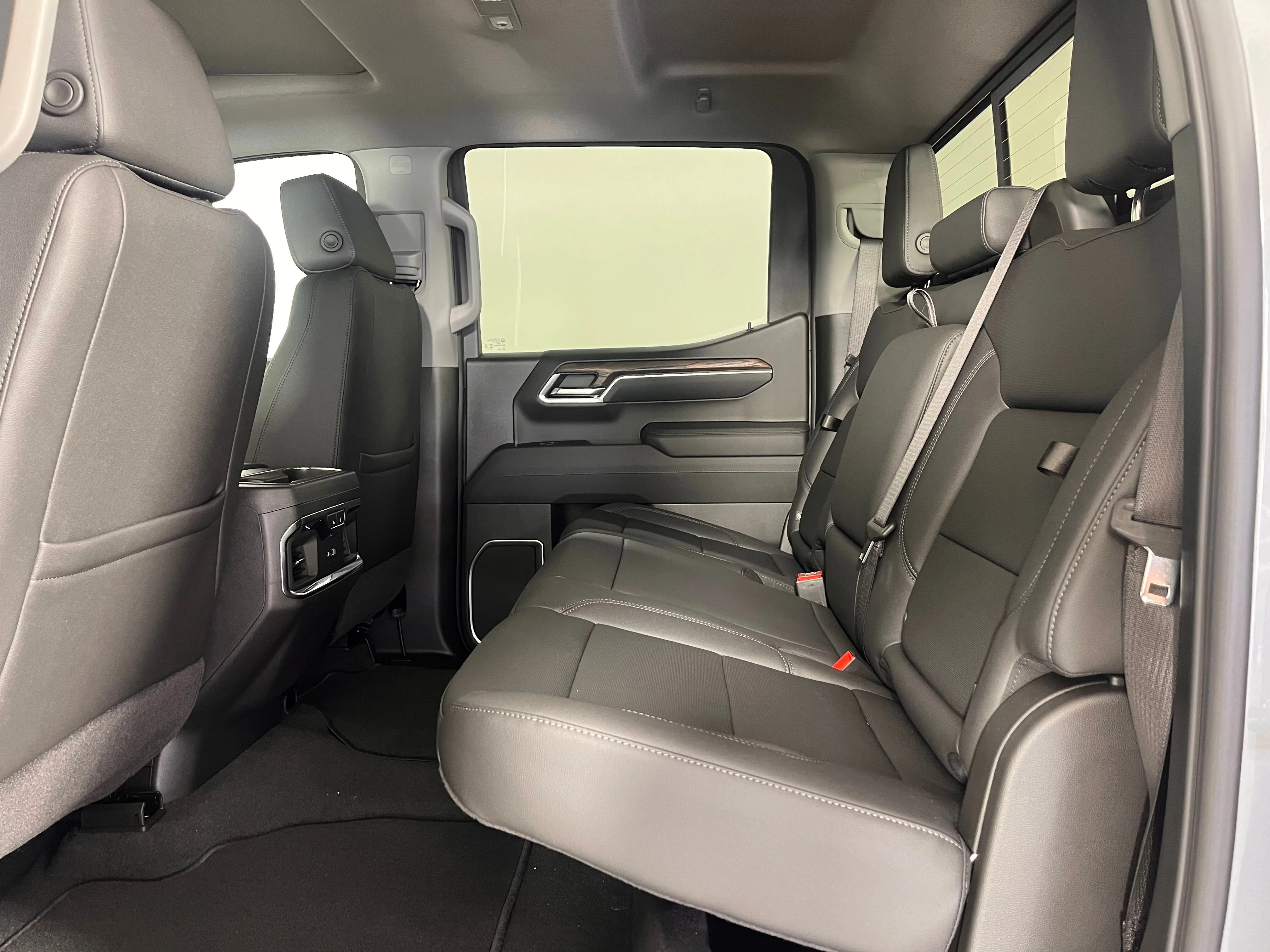 2026 GMC Sierra 1500 SLT - Photo 7