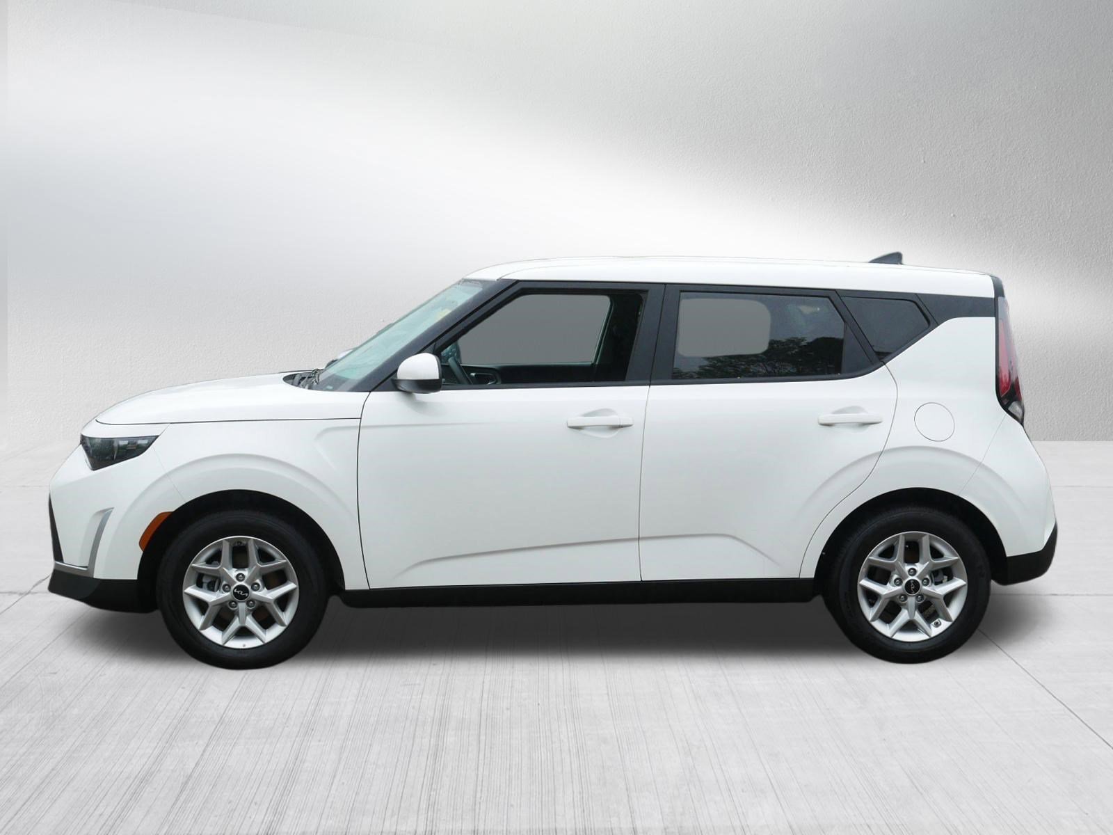 Used 2025  Kia LX image 4