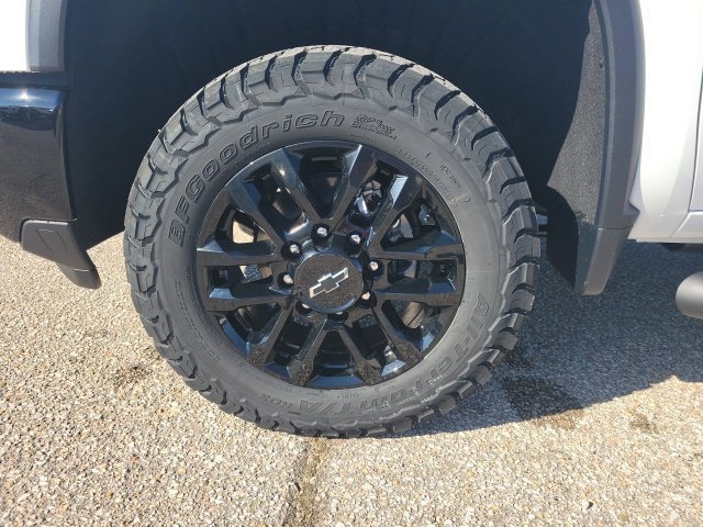 New 2026 Summit White Chevrolet LT image 39