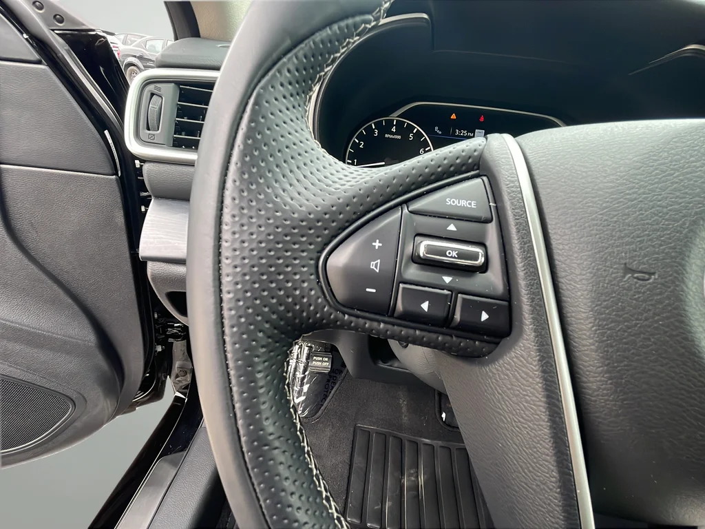 Used 2023 Black Nissan Platinum image 9