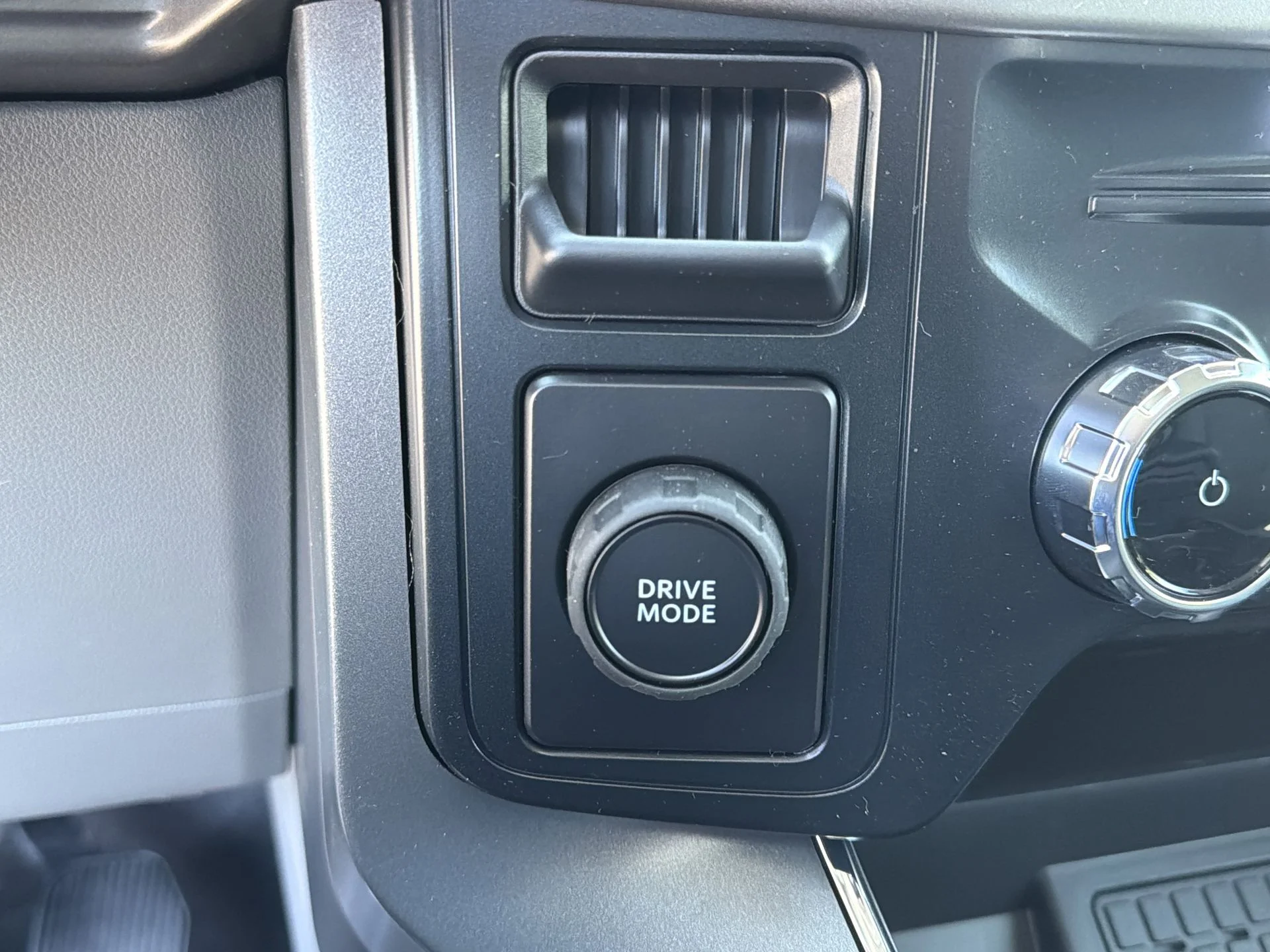 New 2026 Oxford White Ford XLT image 12