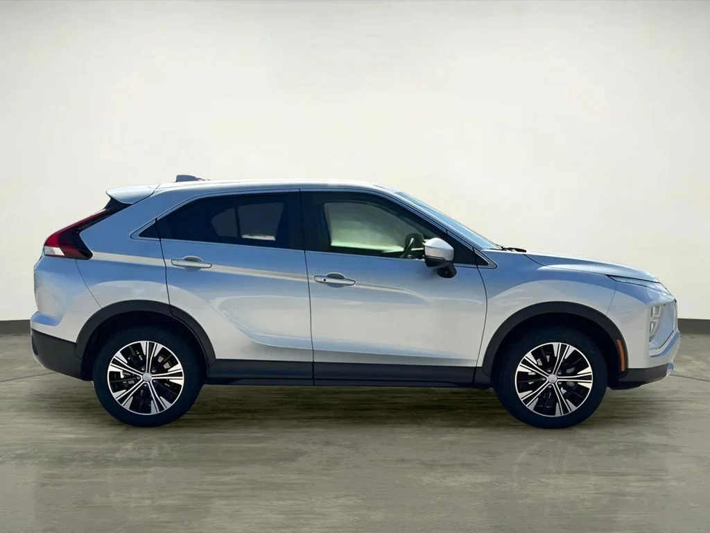 Used 2022  Mitsubishi SE image 12