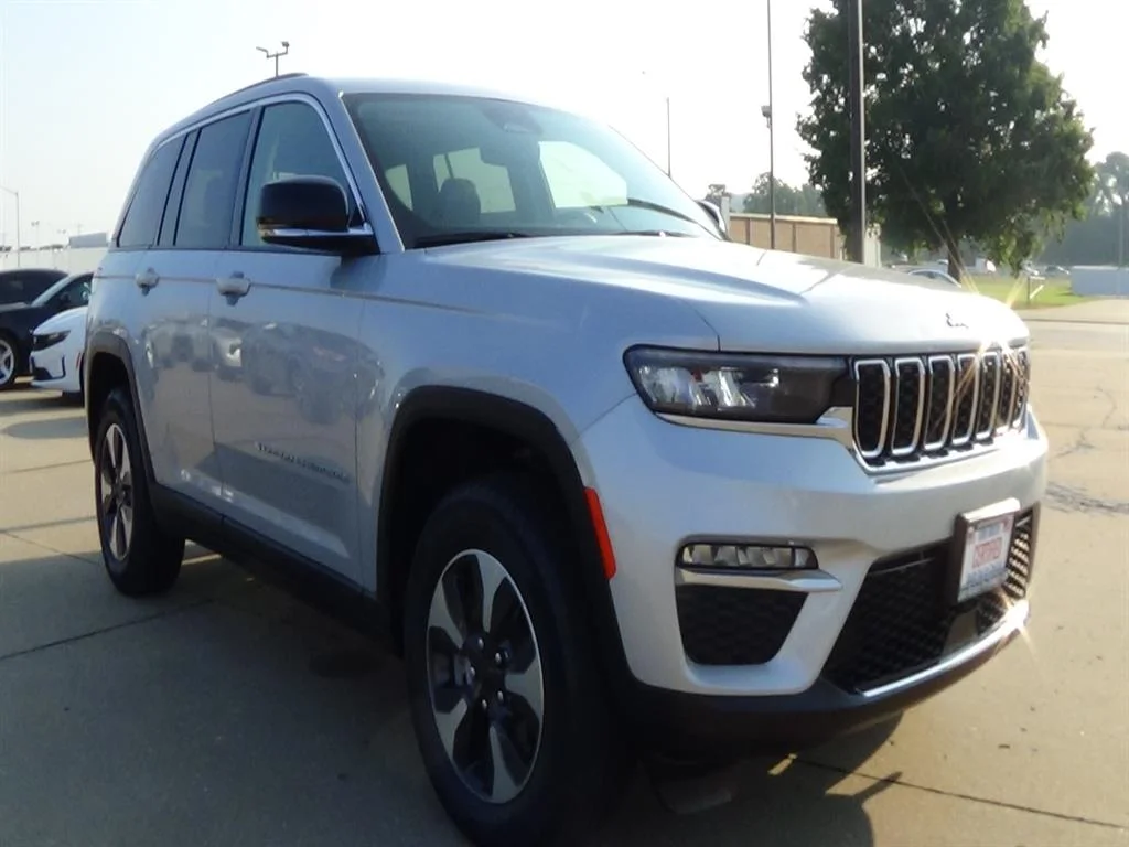Used 2023 Silver Zynith Clear Coat (pse) Jeep 4xe image 4