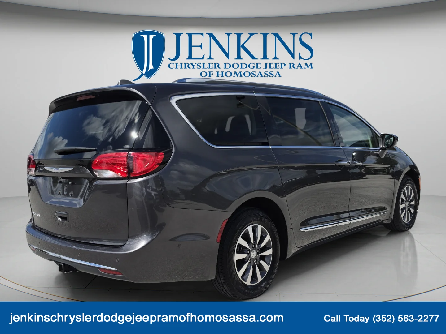 Used 2020 Granite Crystal Metallic Clearcoat Chrysler Touring L Plus image 5