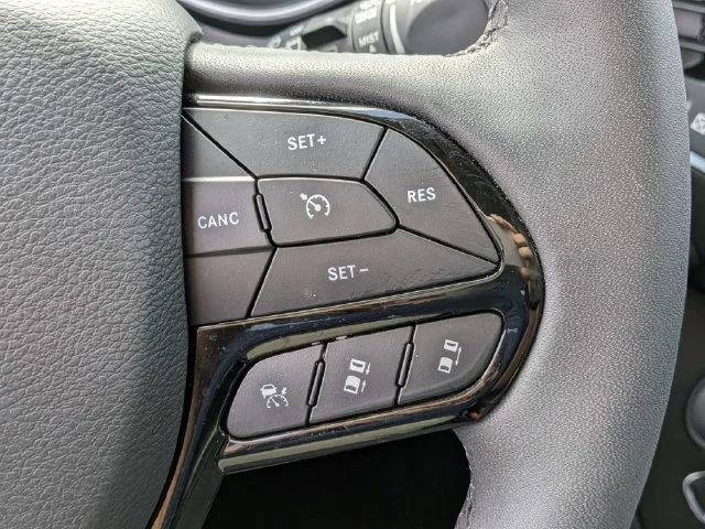 Used 2023 White Jeep Altitude image 25