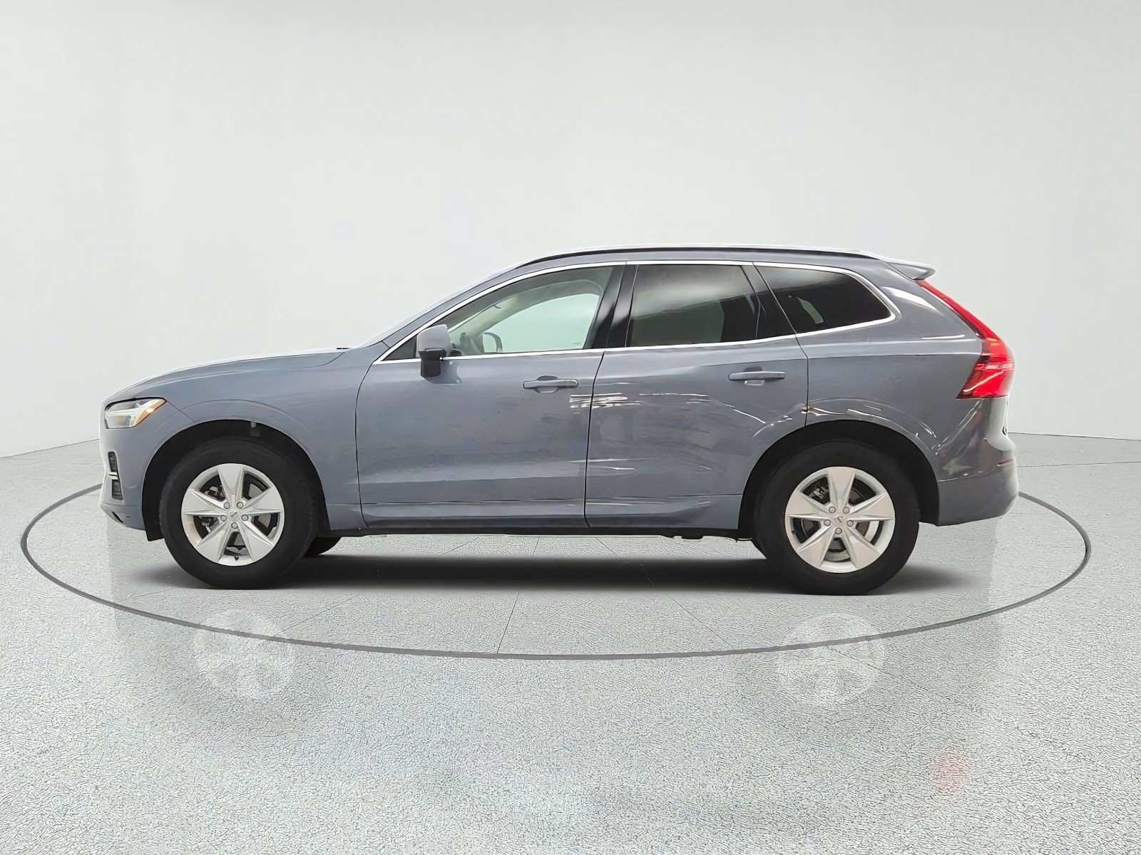Used 2022 Thunder Grey Metallic Volvo Momentum image 8
