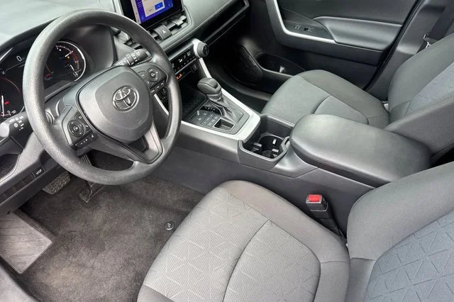 2025 Toyota RAV4 XLE - Photo 11