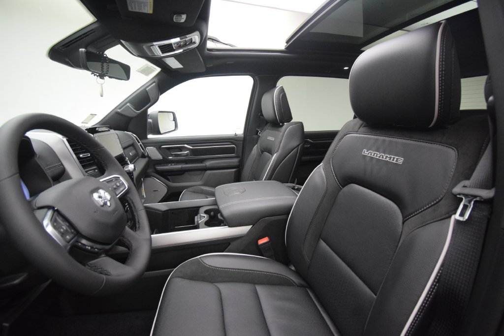 New 2027 Diamond Black Crystal Pearl-Coat Exterior Paint RAM Laramie image 36