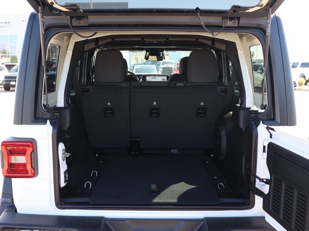 New 2026 Bright White Clear-Coat Exterior Paint Jeep Rubicon image 15