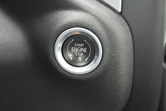 Used 2021 SUMMIT WHITE GMC Elevation image 18