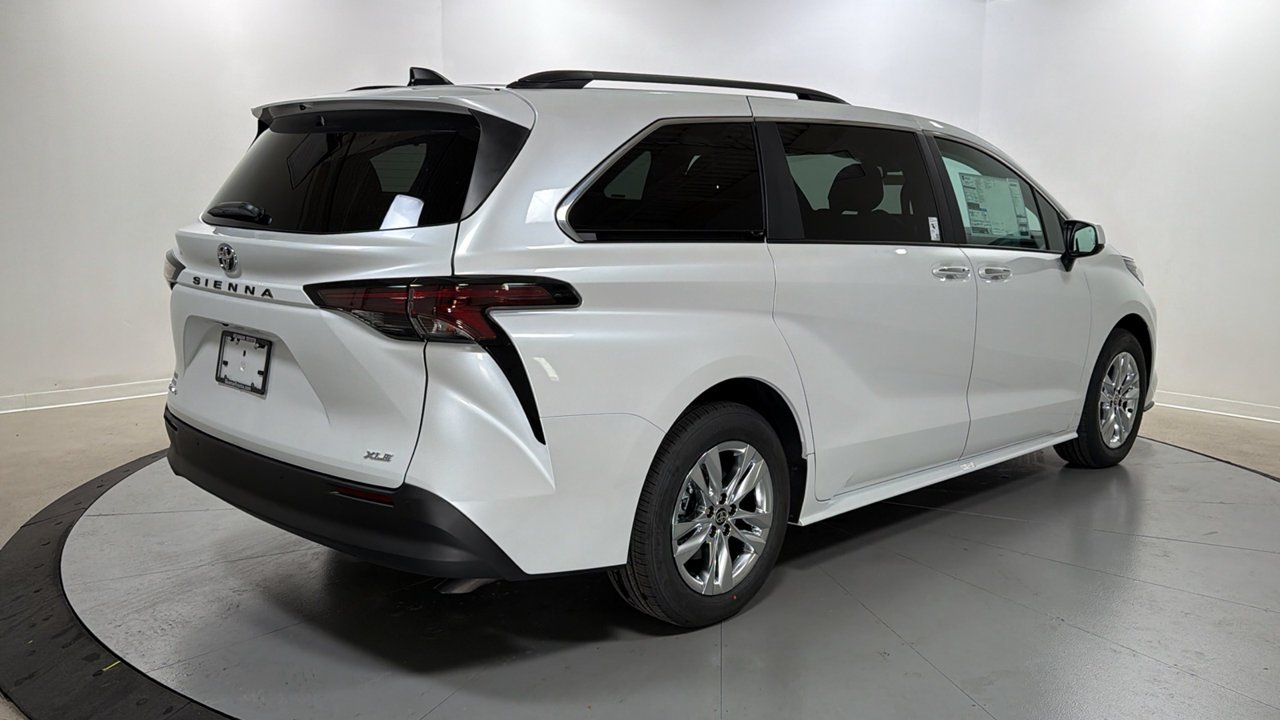 New 2026 Wind Chill Pearl <sup>1</sup> Toyota  XLE image 5