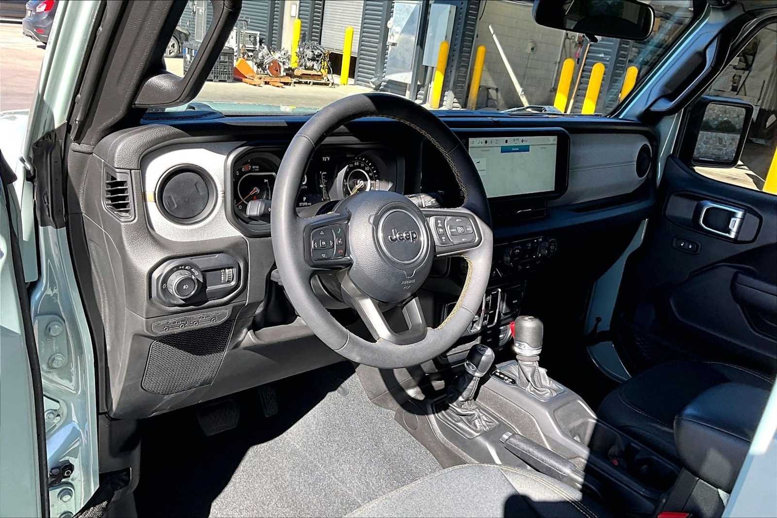 Used 2024 Earl Clearcoat Jeep Sport S image 4