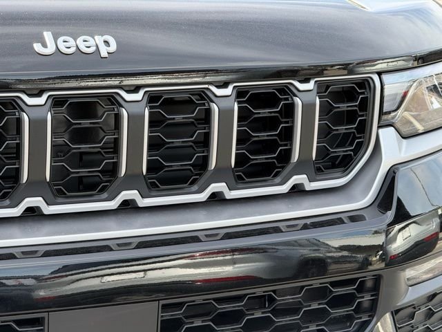 New 2026 Diamond Black Crystal Pearl-Coat Exterior Paint Jeep Limited image 4