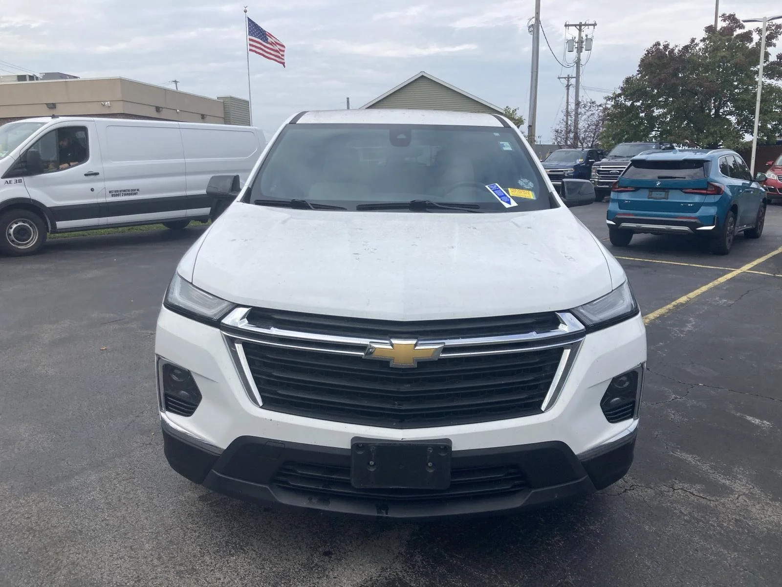 Used 2023 Wh Chevrolet  image 2