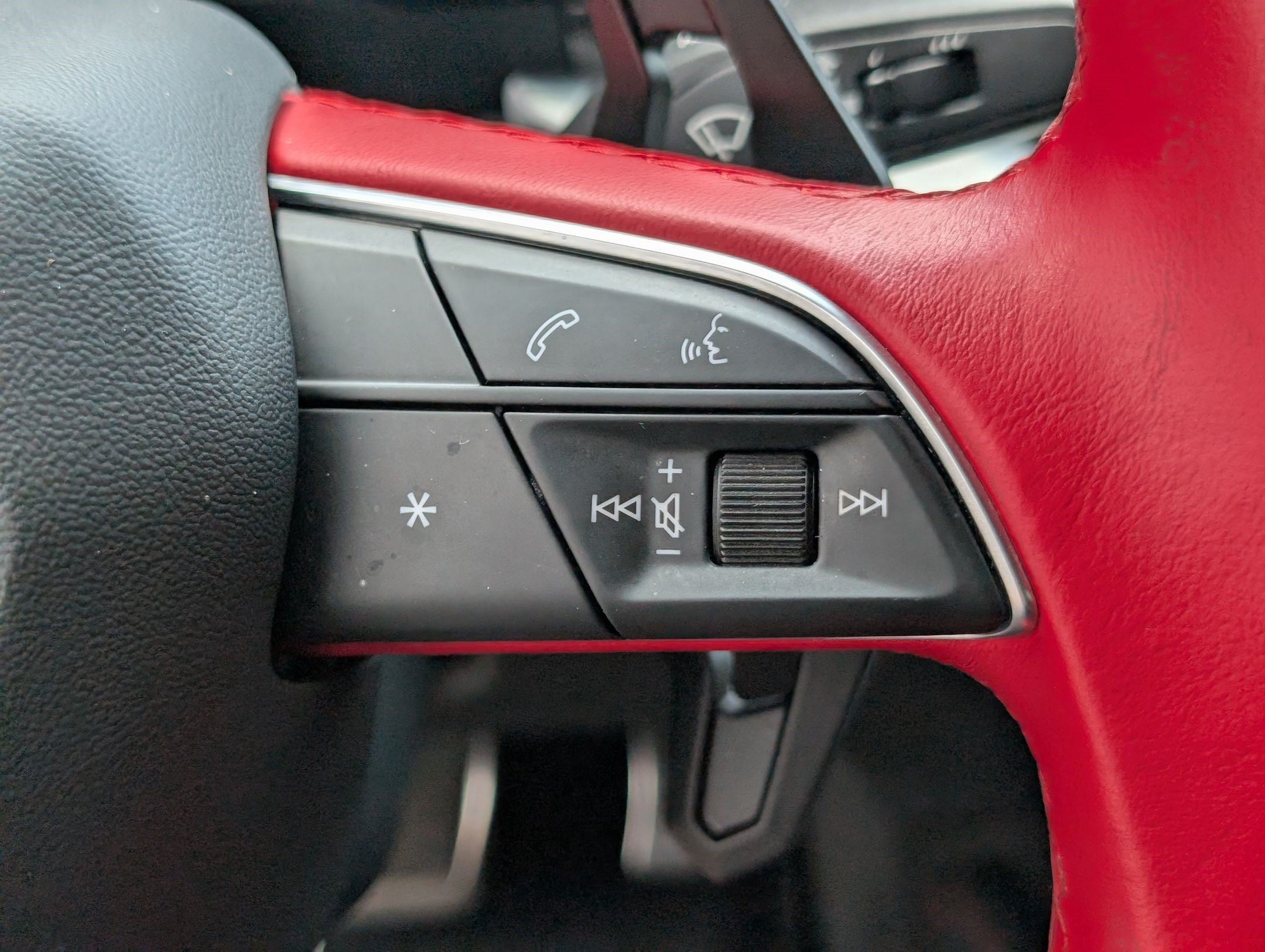 Used 2020 Red Lamborghini Base image 19