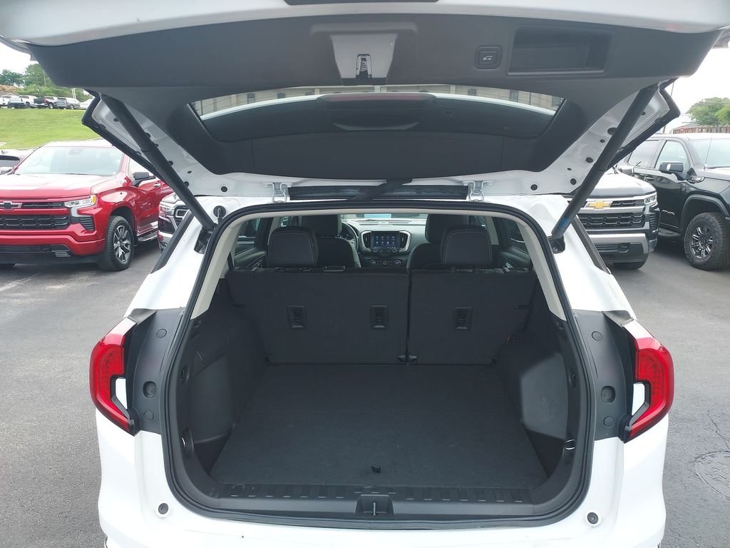 Used 2022 White GMC Denali image 29