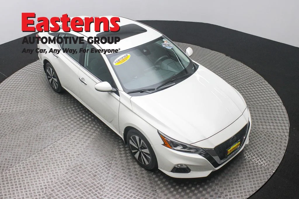Used 2022 White Nissan 2.5 SV image 3