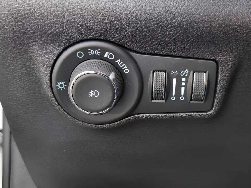 Used 2024 Bright White Clearcoat Jeep Latitude image 13