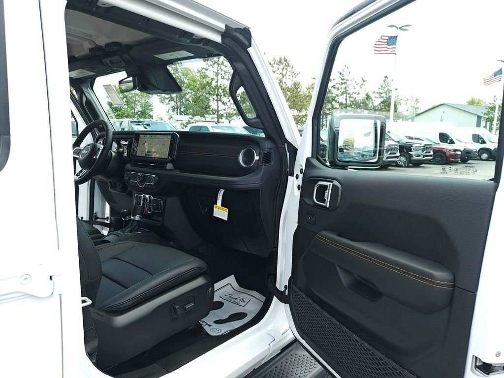 New 2026 Bright White Clear-Coat Exterior Paint Jeep Sahara image 38