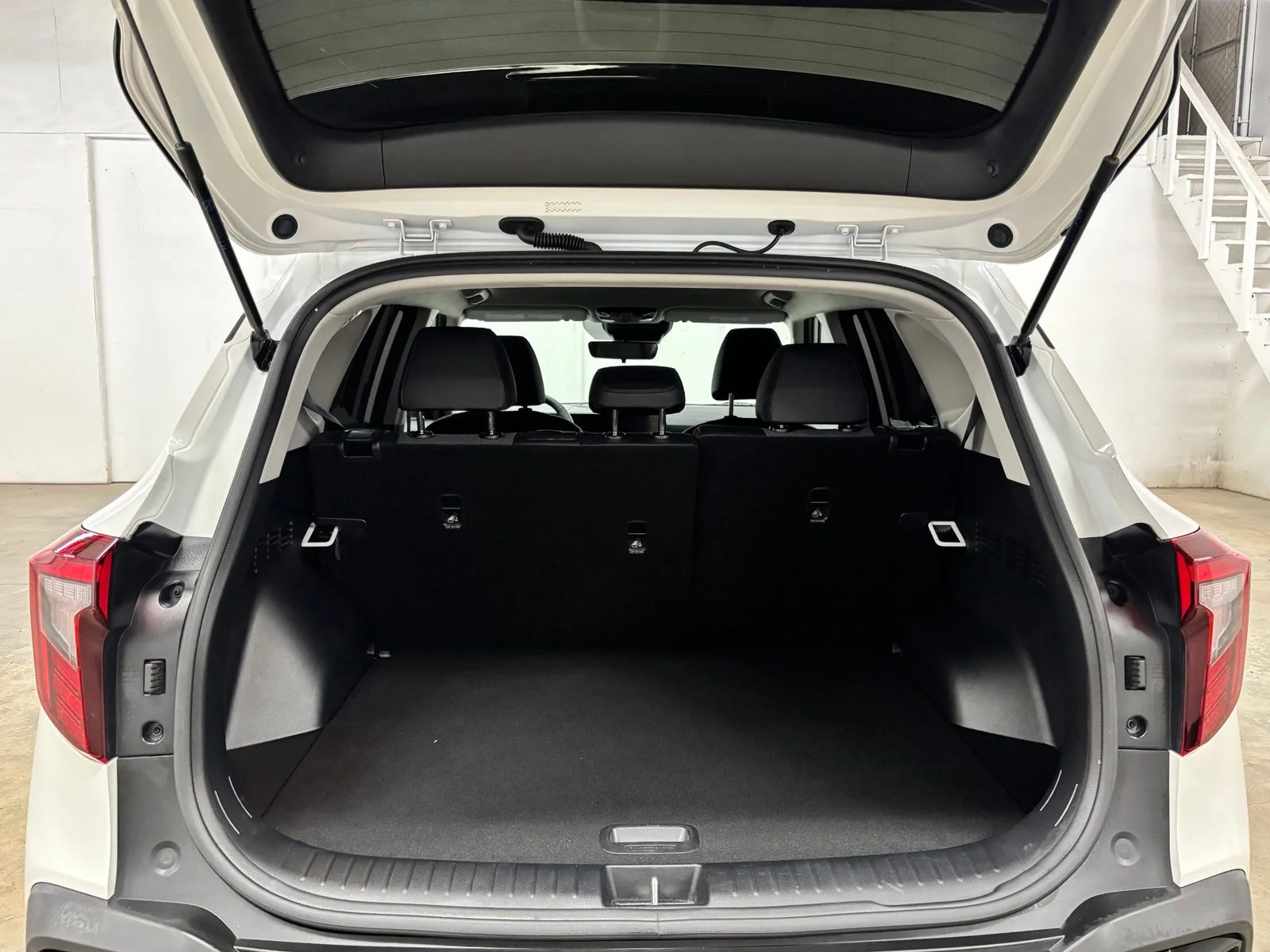 Used 2025 White Kia S image 23