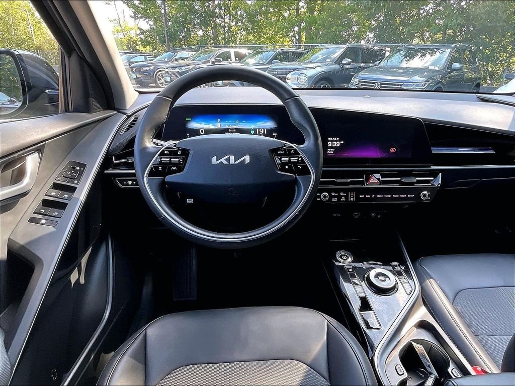 Used 2023 Gray Kia Wind image 17