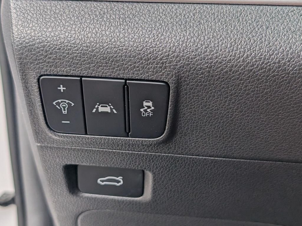 Used 2022 White Kia GT-Line image 22