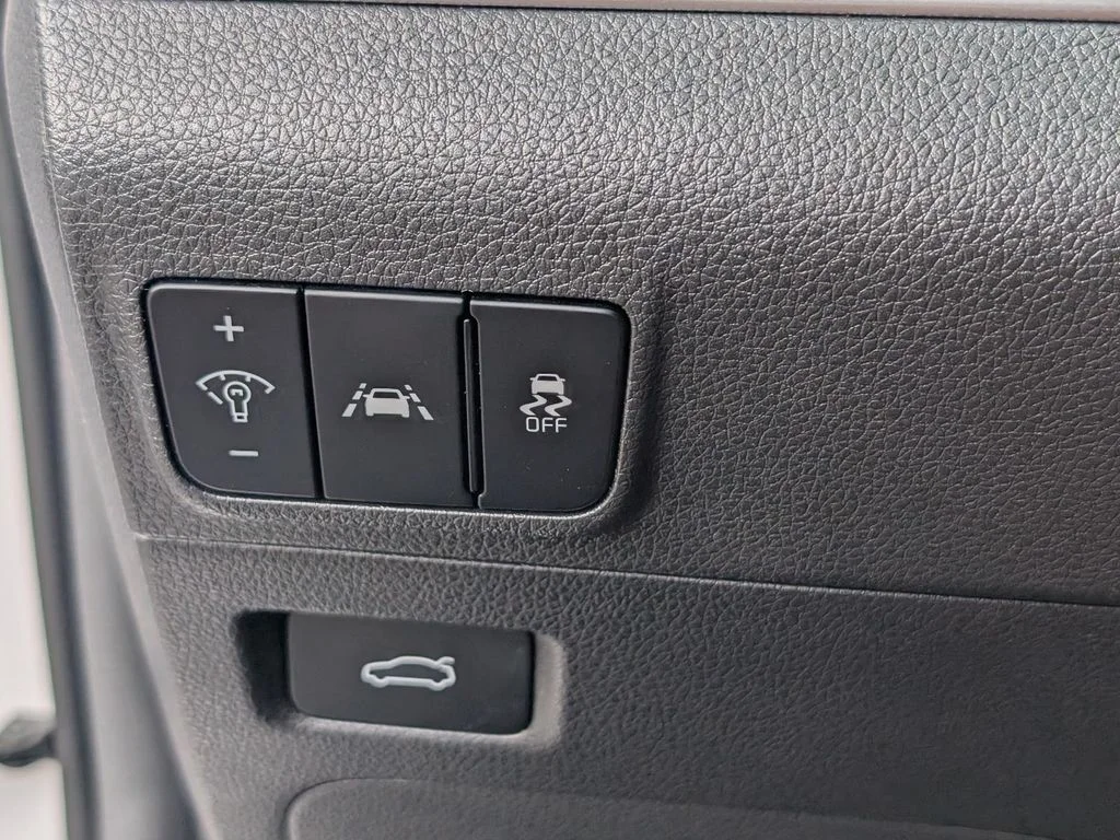 Used 2022 White Kia GT-Line image 22