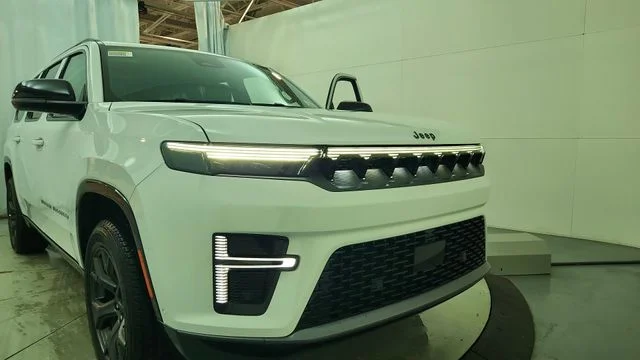 New 2026 Bright White Clear-Coat Exterior Paint Jeep Limited Altitude image 14