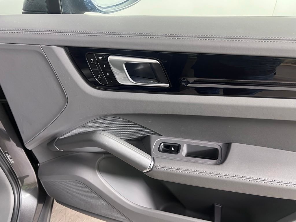 Certified Used 2023  Porsche  image 18