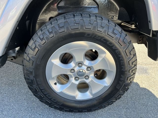 Used 2014 Gray Jeep Sahara image 19
