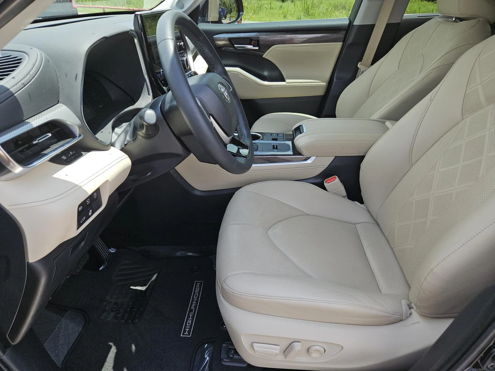 Used 2024 Black Toyota Platinum FWD (Natl) image 25