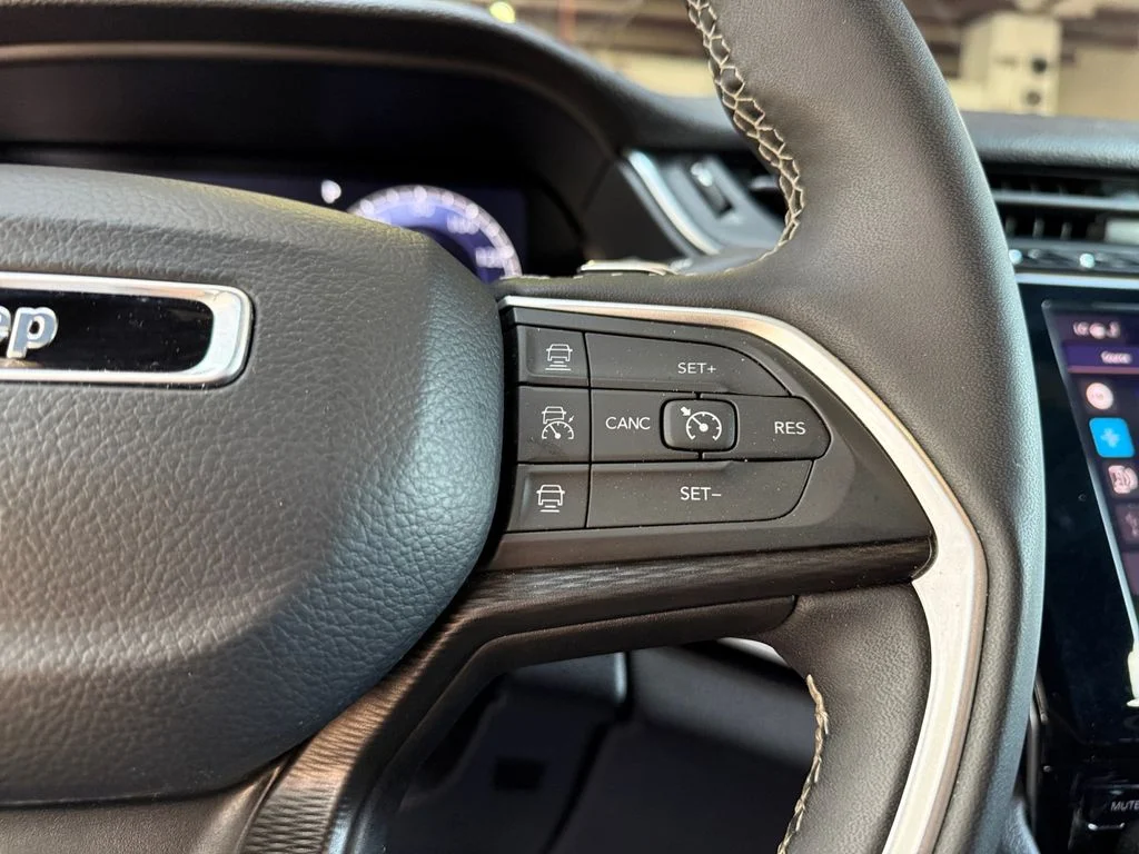 Used 2025 Silver Jeep Altitude image 25