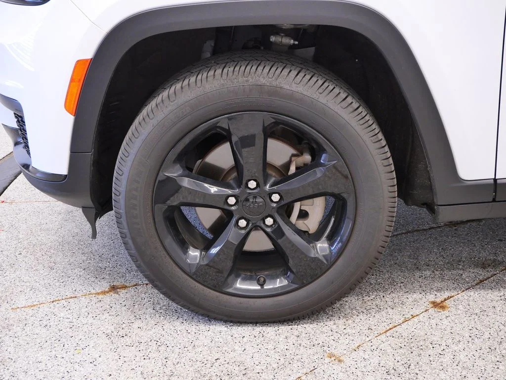 Used 2022 White Jeep Altitude image 12